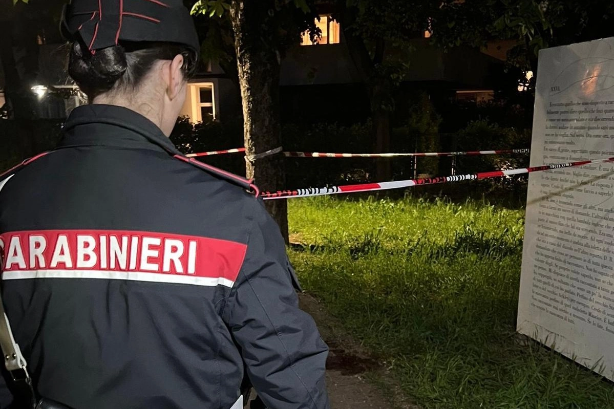 I carabinieri nel parco dove, sabato sera, si è verificato l’accoltellamento