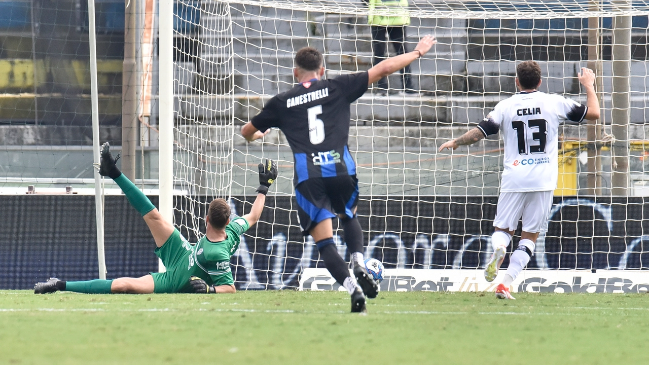 La rete di Canestrelli al 38’ che vale il raddoppio del Pisa (Foto Roberto Cappello)