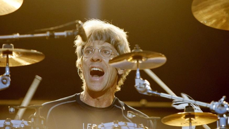 UN MITO DELLA MUSICA Stewart Copeland con la sua batteria durante una performance