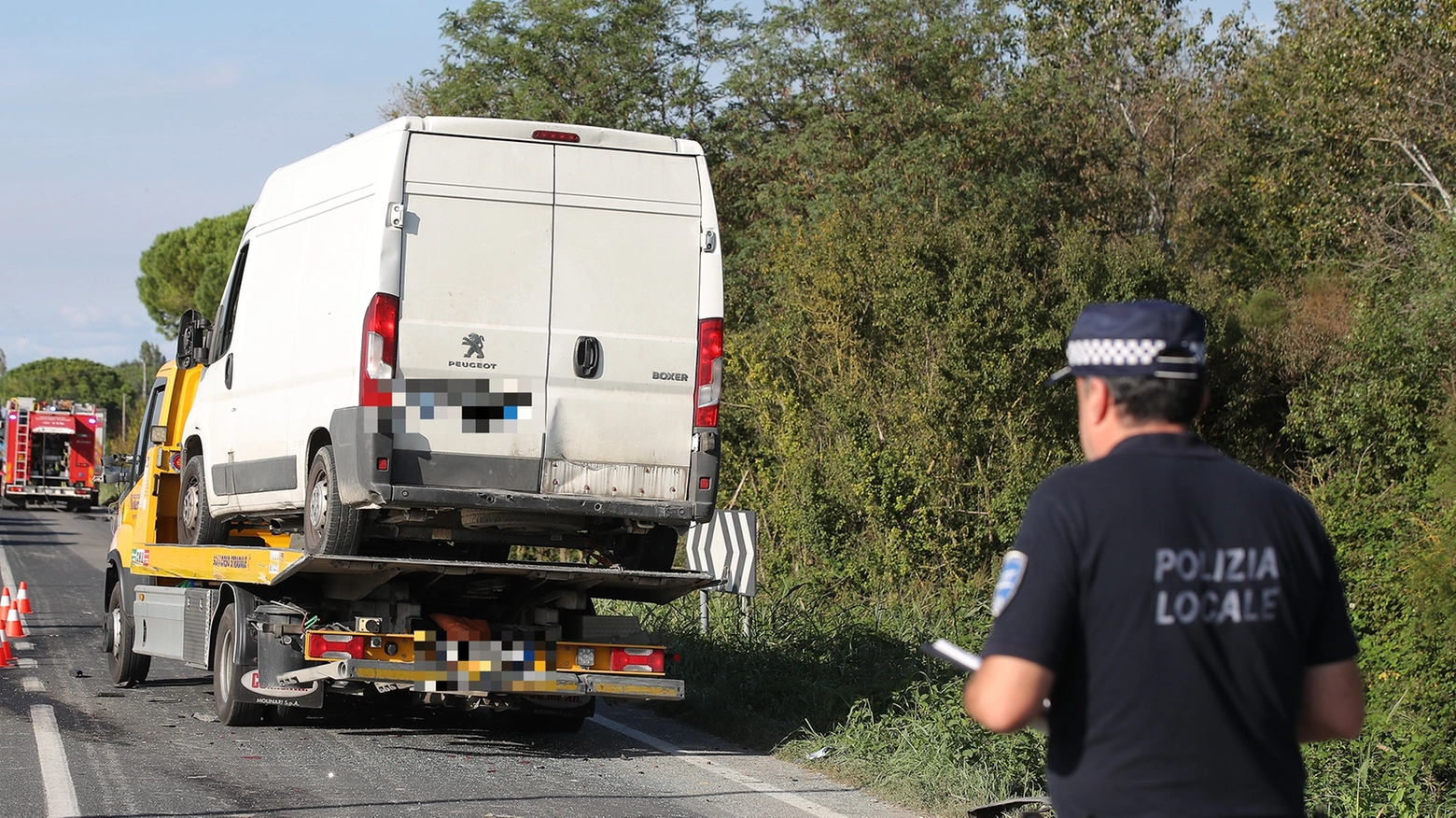 Nell'incidente di Sant'Antonio, frazione di Ravenna, coinvolti anche un carro attrezzi e un furgoncino (foto Zani)