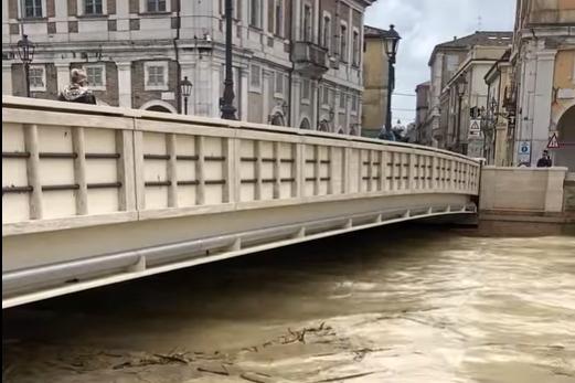 L’inchiesta della Procura, rifatto dopo l’alluvione: “Il ponte non è a norma”