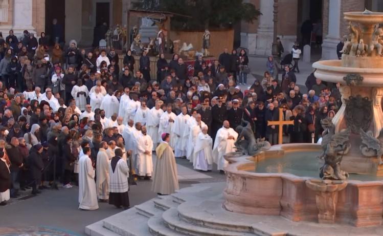 L’apertura in Basilica, centinaia di pellegrini per l’Anno Giubilare: “Loreto città di speranza”