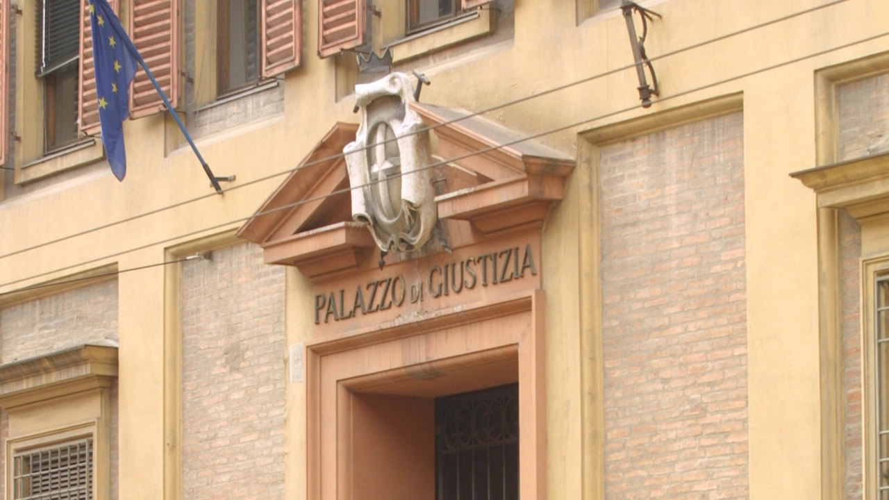 L'ingresso del tribunale di Modena