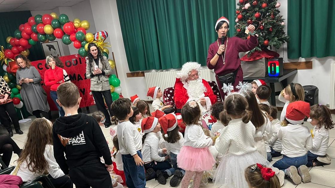 Festa, canti e lotteria per i bambini alla materna Collodi