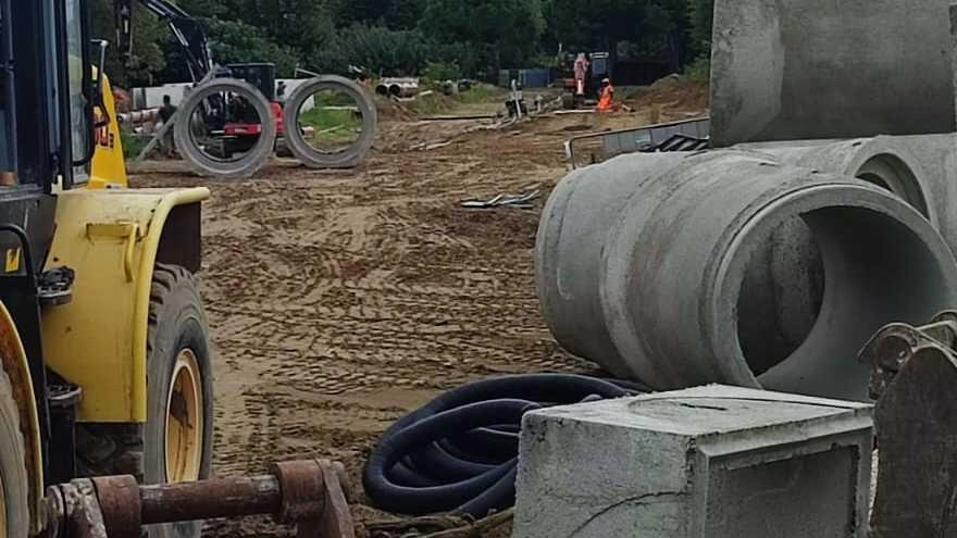 Ruspe e operai in azione per realizzare l’agognata strada di gronda: la parallela ferroviaria a Igea Marina