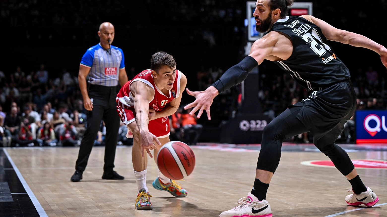 Nel match giocato alla Unipol Arena, la formazione di Luca Banchi, dopo un finale di gara sul filo dell’equilibrio, cede la vittoria all’Armani solamente dopo un supplementare. Finisce 98-96