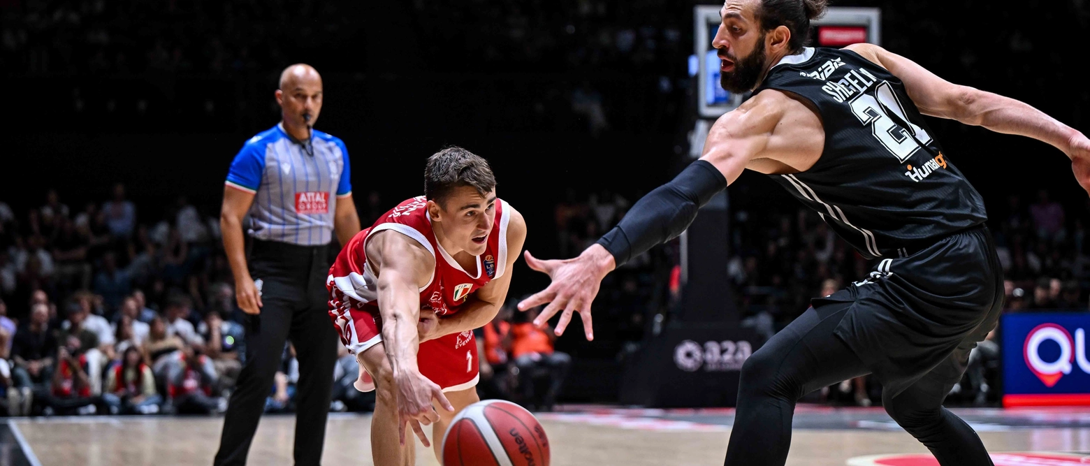 Nel match giocato alla Unipol Arena, la formazione di Luca Banchi, dopo un finale di gara sul filo dell’equilibrio, cede la vittoria all’Armani solamente dopo un supplementare. Finisce 98-96