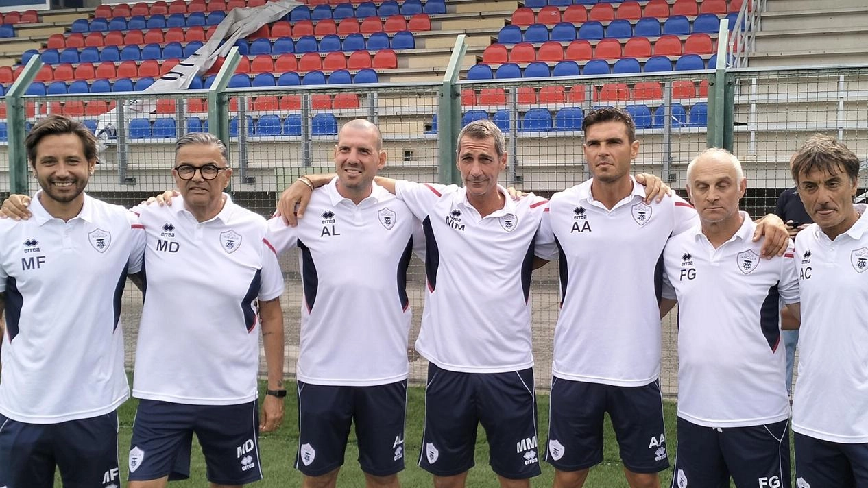 Nella foto lo staff tecnico della Vigor Senigallia. La squadra martedì 27 agosto, dopo la festa di presentazione in città, aprirà la campagna abbonamenti