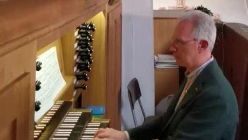 Il Maestro Luigi Locatelli si esibirà oggi alle 19 nella Basilica di San Giorgio per i festeggiamenti della Madonna del Salice. Il concerto d'organo includerà opere di du Mage, Buxtehude, Pachelbel e Bach.