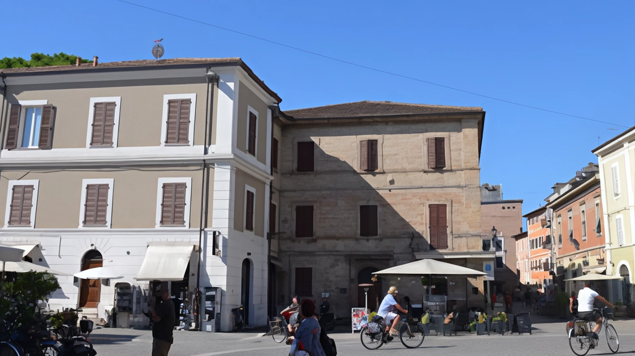 A Senigallia prosegue il progetto 'Estate insieme in sicurezza' con controlli aerei e presidi per prevenire reati e informare sui rischi, come violenza sulle donne e truffe. Presidio notturno per garantire la sicurezza di cittadini e turisti.