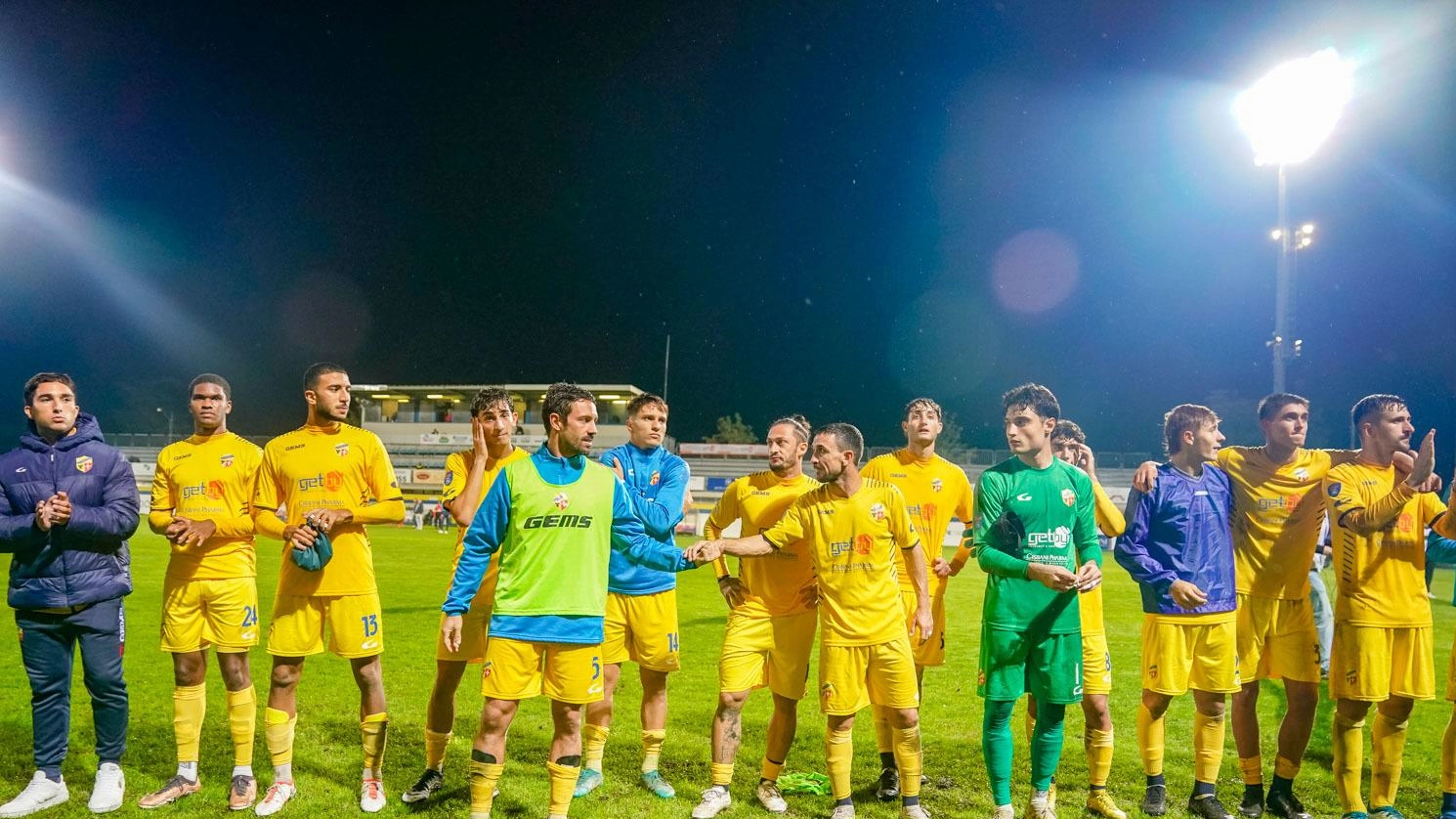 La Fermana tiene testa al Chieti, sfiorando la vittoria. Il tecnico Bolzan elogia la squadra e sottolinea l'importanza dell'equilibrio. Cambio tattico vincente e occhi già puntati sulla prossima sfida contro il Roma City. Emozionante l'abbraccio con i tifosi e il ricordo di un tifoso scomparso.