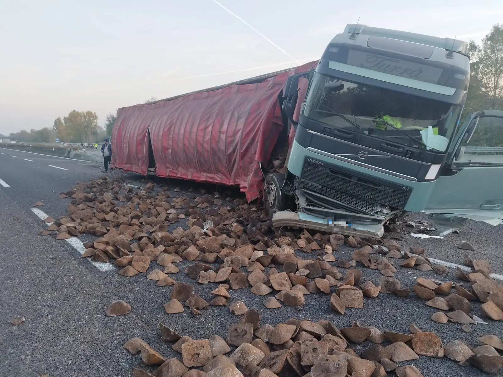 Incidente oggi in A14 a Bologna: camion di pietre si ribalta, caos code