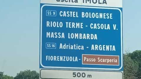 Una ‘o’ di troppo nel cartello. A14, uscita per... Fiorenzuola