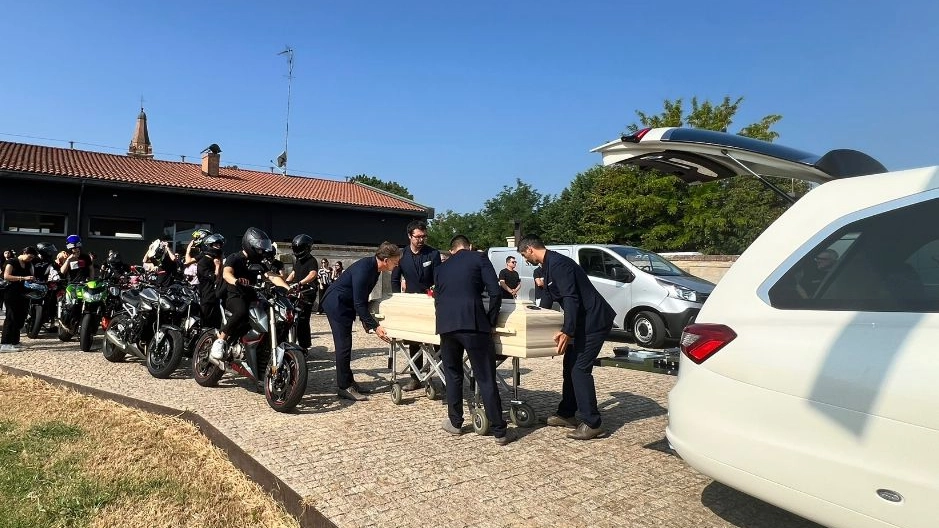 Un momento del funerale di Mattia Spigato