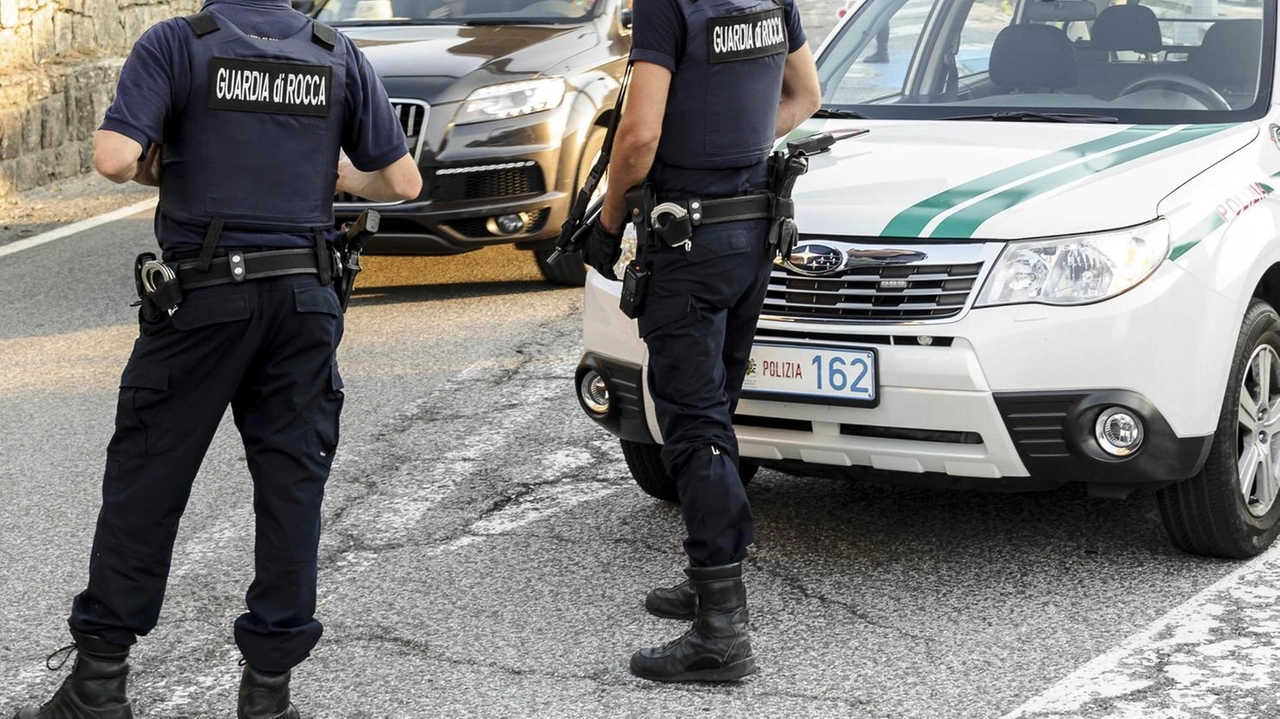 Quattro sudamericani rubano auto con 6.600 euro di beni a Dogana. Gendarmeria e Polizia li rintracciano, arrestati e in attesa di interrogatorio.