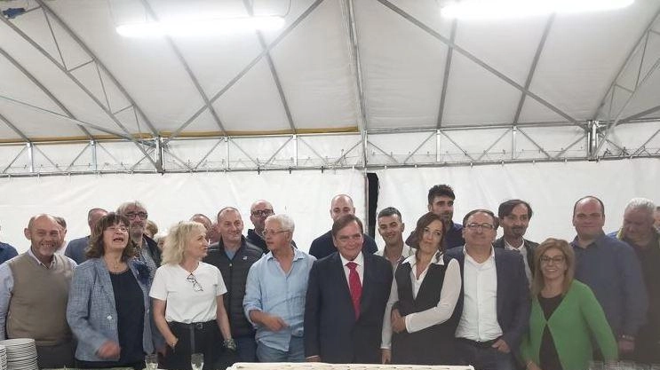 La cooperativa agricola Valle del Chienti di Tolentino ha celebrato il suo cinquantesimo anniversario con la partecipazione di autorità locali e rappresentanti del settore. Il presidente Biagetti ha ricevuto riconoscimenti per il contributo alla crescita della cooperativa, che conta ora più di 800 soci.