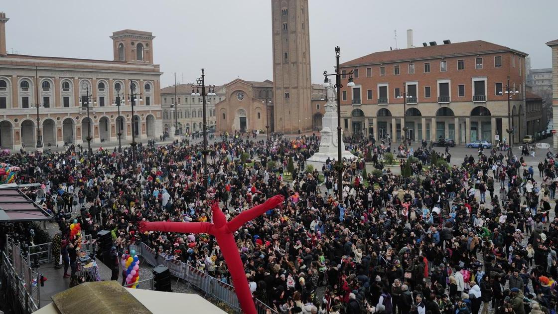 Carnevale, 5.000 allo show. Piazza Saffi gremita per la festa