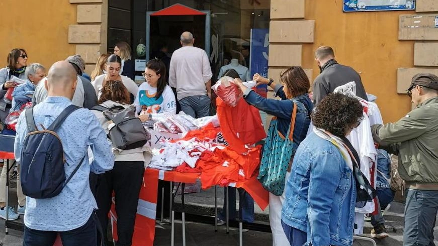 La sedicesima edizione dello Sbaracco Day a Reggio ha trionfato nonostante le avversità meteorologiche. L'evento, supportato da Cna e Cna Commercio, ha registrato grande partecipazione, con cittadini entusiasti di approfittare degli sconti e commercianti che vedono nell'iniziativa un'opportunità per rivitalizzare il centro storico. La presenza dell'assessore Bondavalli ha sottolineato l'importanza di tali iniziative per la comunità locale.