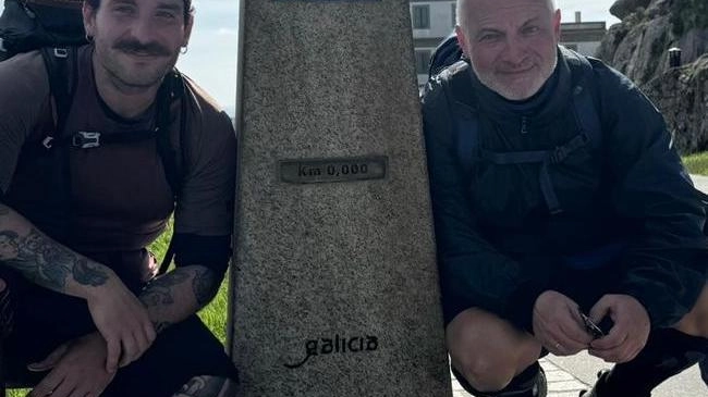 Luigi Di Placido con il figlio Antonio a Finisterre, meta raggiunta in cammino da Santiago di Compostela