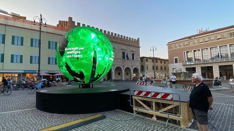 È in costruzione il. nuovo palco teatro che avvolgerà la Biosfera in piazza del popolo