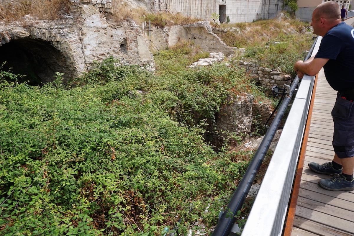 Una foresta di rovi, rifiuti e inciviltà: ecco com’è ridotto il Porto Traianeo ad Ancona