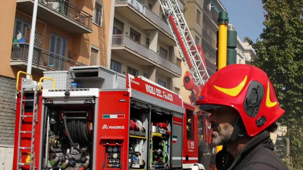 I pompieri subito accorsi hanno spento le fiamme prima che l’incendio si propagasse nell’appartamento vuoto