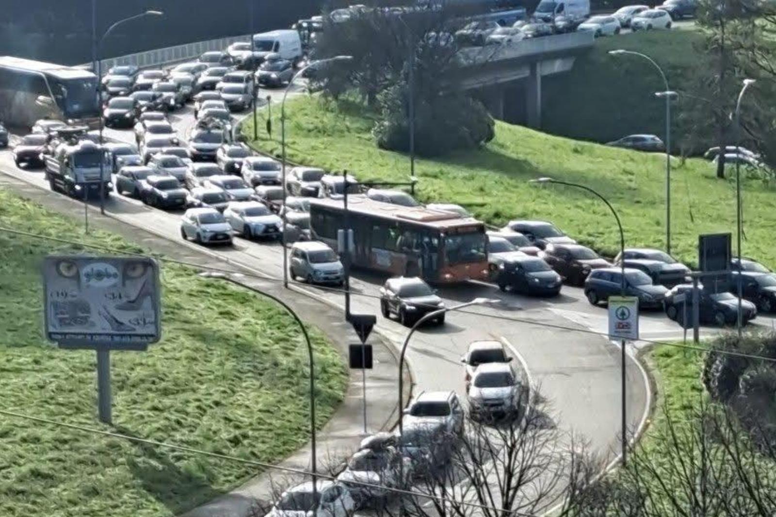 Incidente oggi sull’asse attrezzato verso Casalecchio, il traffico paralizza Bologna