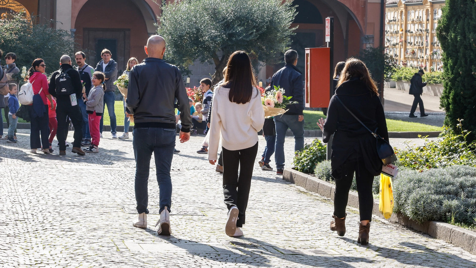 Visite alla Certosa per la festa di Ognissanti (Foto Schicchi)