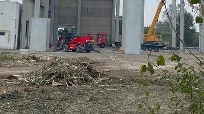 Una gigantesca struttura logistica compare a Roncocesi, suscitando proteste tra i residenti. Interrogazioni in arrivo per chiarire la situazione.