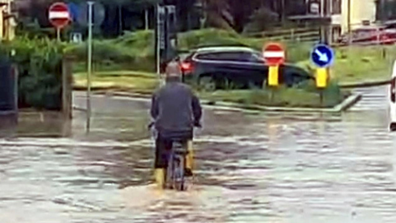 Bomba d’acqua: strade e ospedale allagati