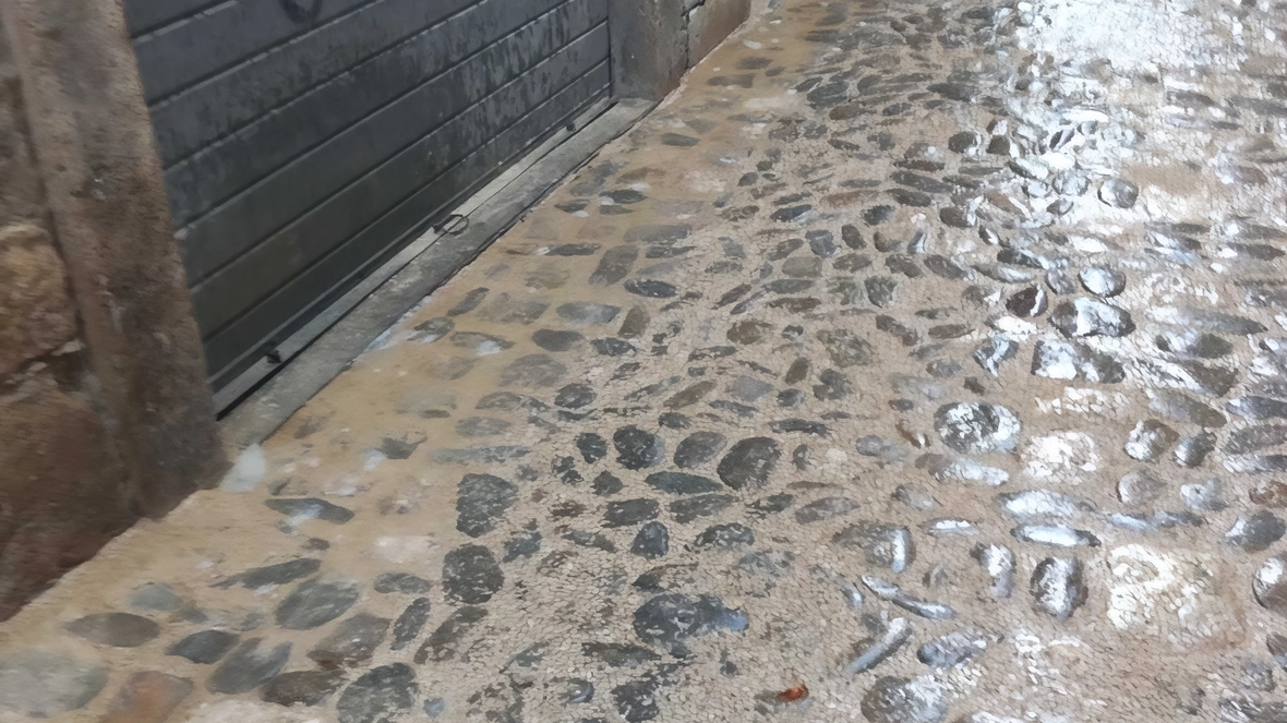 La pioggia attesa a Pescara ha causato disagi in varie zone della città, evidenziando problemi di drenaggio e manutenzione delle infrastrutture.