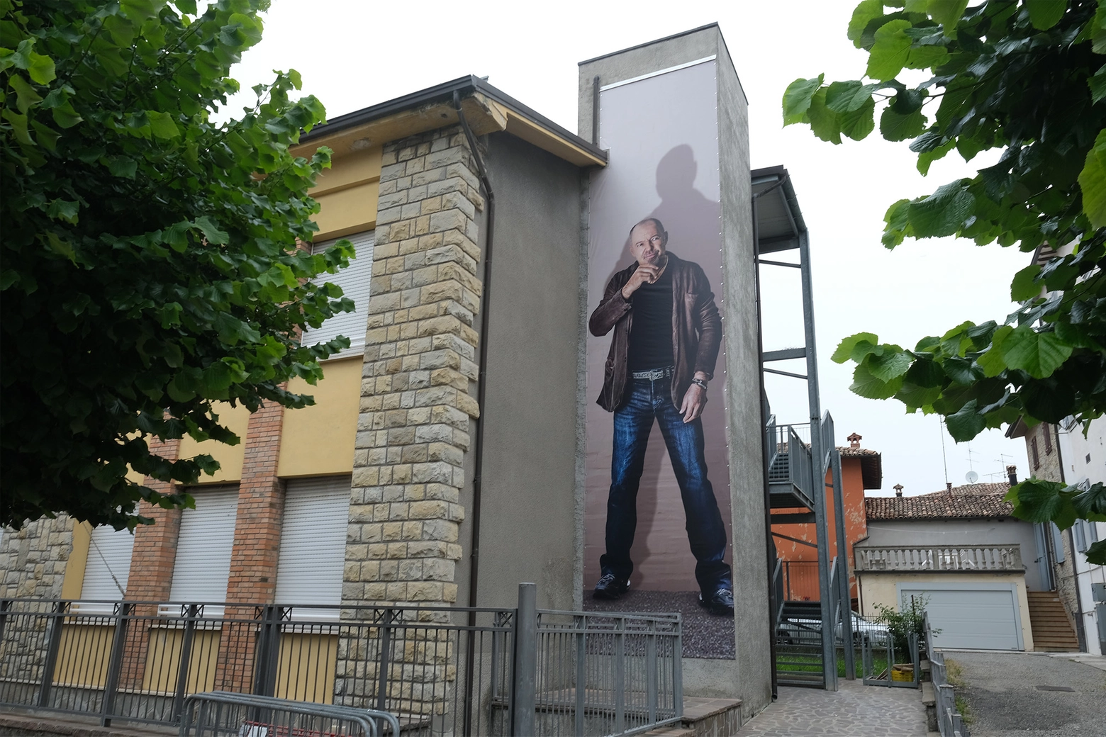 Il mega poster di Vasco Rossi appeso su una parete di una scuola elementare a Zocca