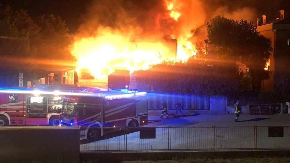 Incendio nella zona industriale di Ancona