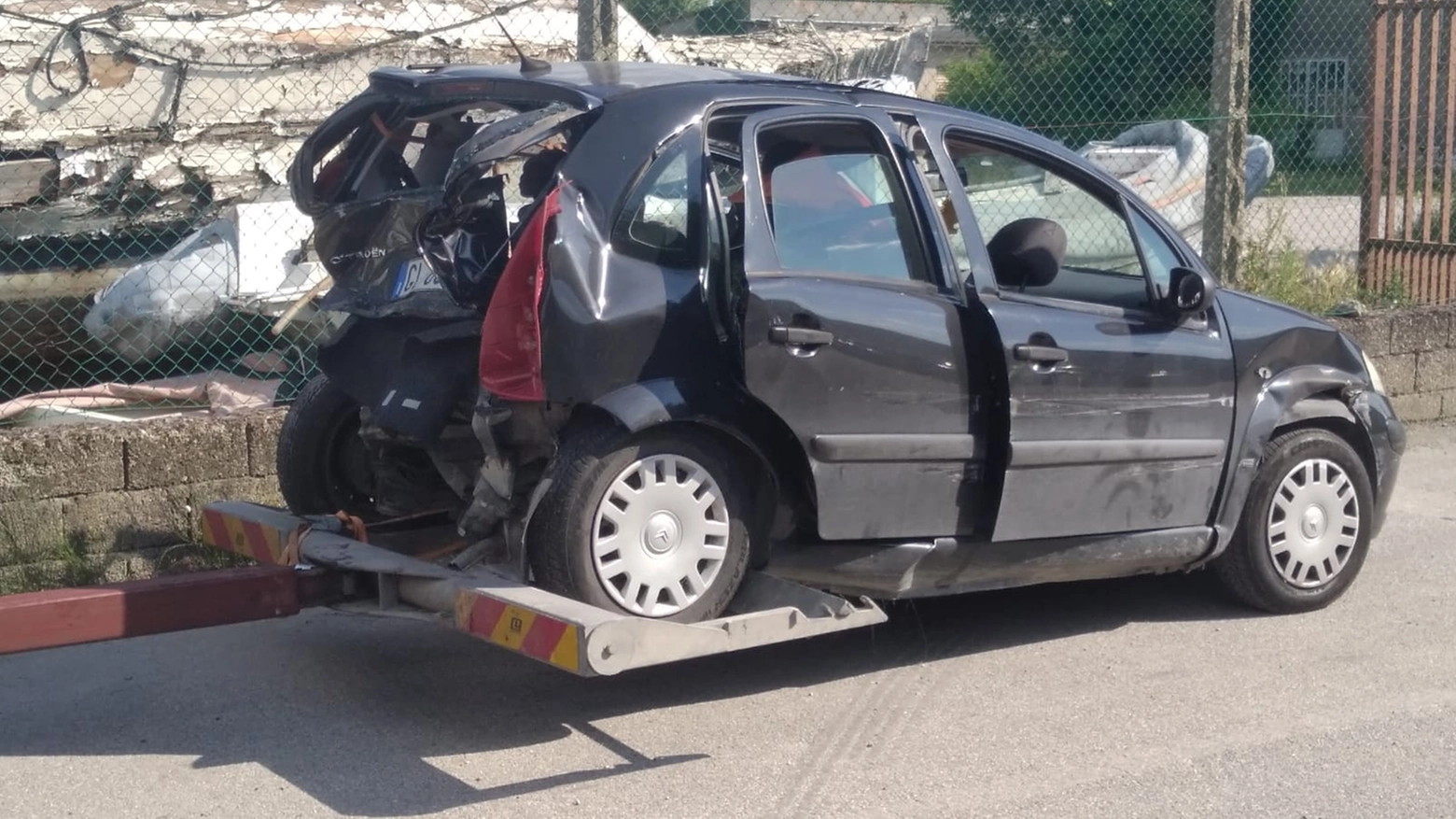La macchina della vittima dopo il tamponamento con la Renault guidata da un ragazzo di 24 anni