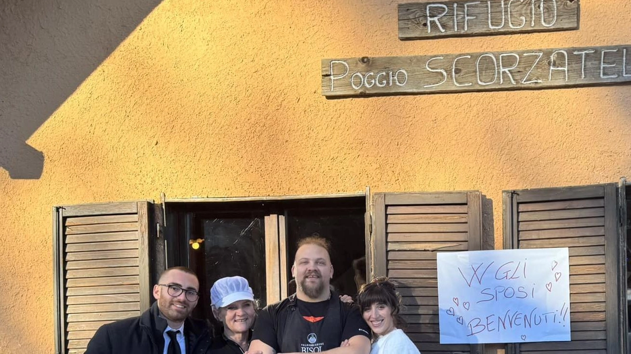 Gli sposi Chiara e Simone insieme al gestore del rifugio Federico con mamma Grazia