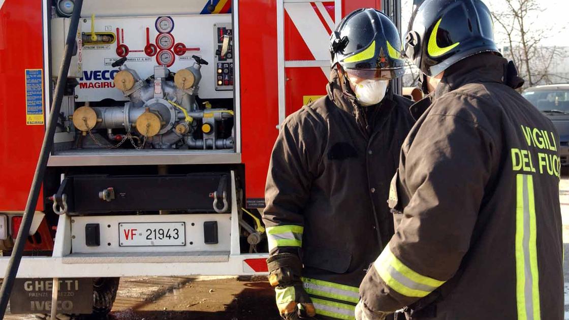 Incidente ad Ancona: auto contro colonnina provoca mega fuga di gas, soccorsi difficili