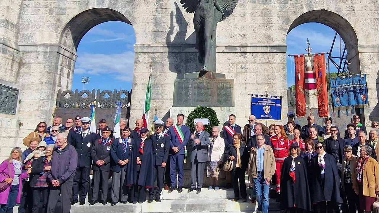 Domenica a Tolentino commemorata la Giornata dei caduti e dispersi in guerra con una messa e deposizione di corona di alloro al monumento della Vittoria. Partecipazione cittadina e ringraziamenti alle associazioni presenti.