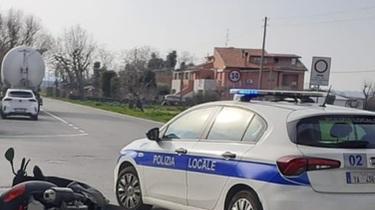 Fugge e investe agente della polizia locale