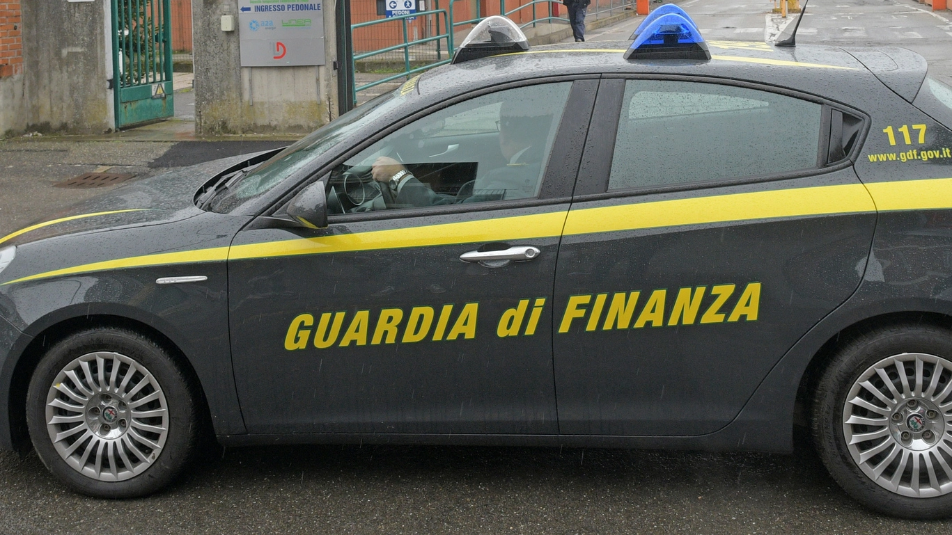 Forldì: una donna di 46 anni è stata accusata dalla Guardia di finanza di "uso di dati altrui" per un giro di carte di credito prepagate. Nei guai due presunte complici