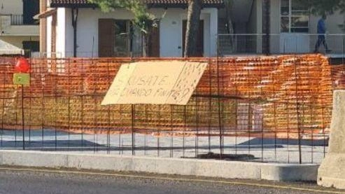 Il cantiere in via Stradone è fermo da mesi, causando disagi e insicurezza. Il segretario comunale di Forza Italia denuncia l'inerzia e la mancanza di attenzione verso i cittadini da parte delle autorità locali.