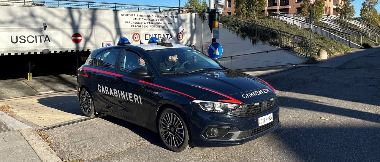 I carabinieri hanno rintracciato e fermato un 28enne: altre due donne avevano denunciato di essere state palpeggiate dall'uomo