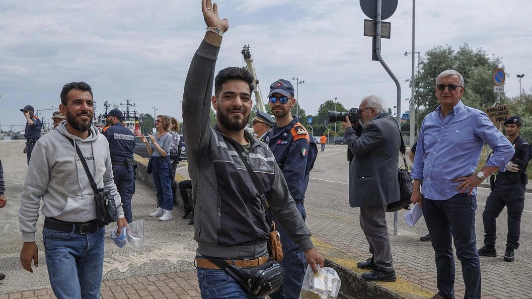 Sbarcati i 52 migranti: "Ma Ravenna è troppo lontana,. Così veniamo tagliati fuori"