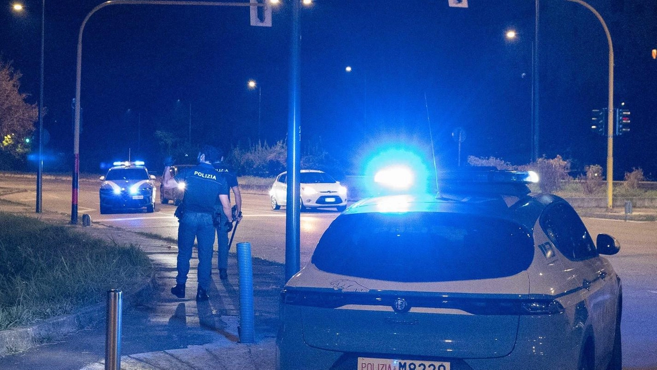 Poliziotti impegnati in un intervento notturno (foto d’archivio)