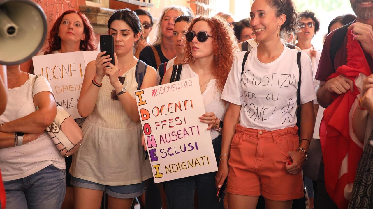 A Bologna il flash mob del movimento di chi ha superato il concorso del 2020. La nostra delegazione: "Incontro positivo, promesso posti anche per noi".