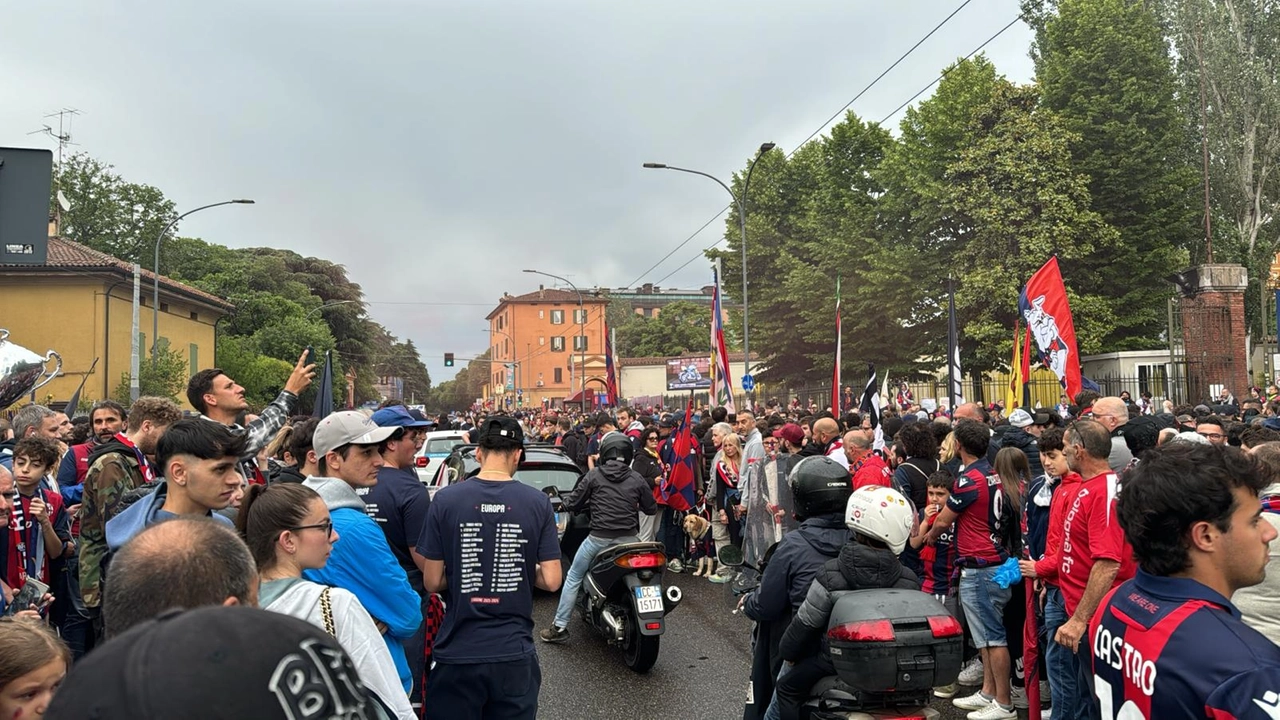 Il traffico in via Andrea Costa: la gioia dei tifosi è incontenibile