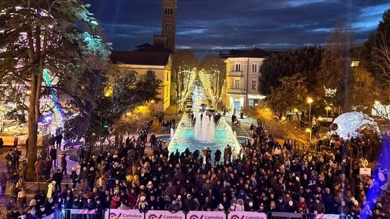 Luci, acrobazie e magia al Cattolica Christmas Village. Eventi natalizi per grandi e piccini in piazza Roosevelt.