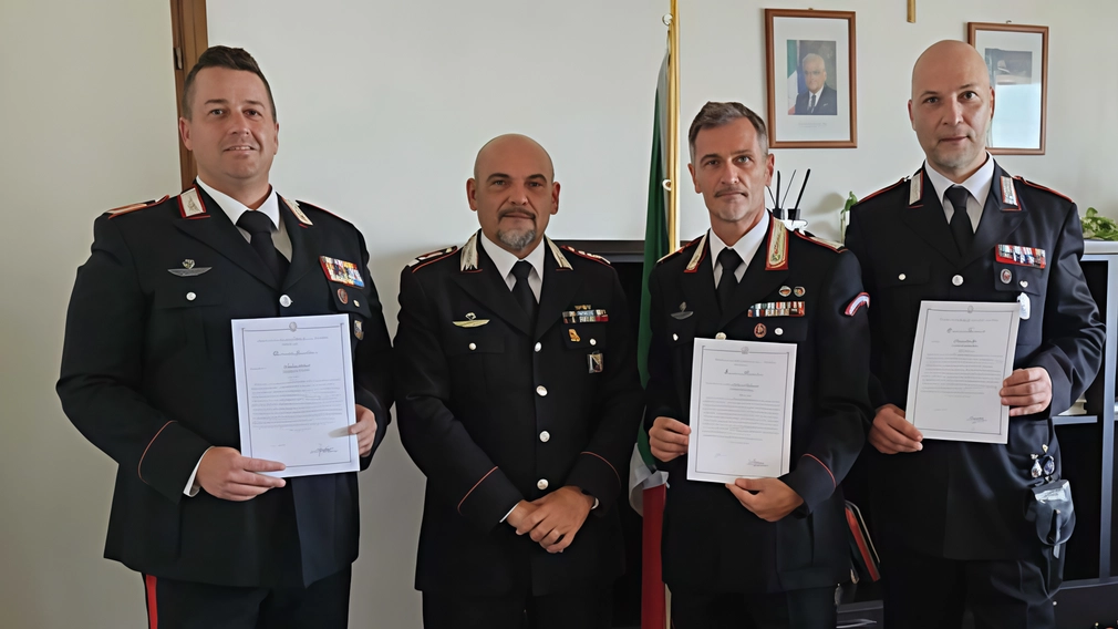 Il comandante provinciale dei Carabinieri ha premiato il lavoro della Stazione di Numana per aver smantellato un sodalizio criminale responsabile di numerosi furti in abitazione. L'operazione "Sorgente" ha portato all'arresto di sette persone, confermando il prestigio dell'Istituzione.