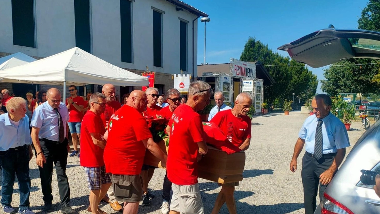 Folla commossa per l’ultimo saluto al nipote dei fratelli Cervi e fondatore del parco Manara. "Persona importante per la comunità"