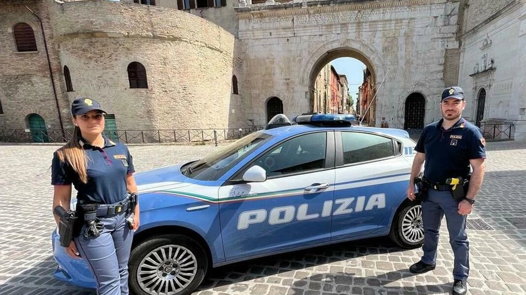 Sono due albanesi con precedenti. Facevano base in un b&b: in stanza, la polizia ha trovato droga e 6700 euro