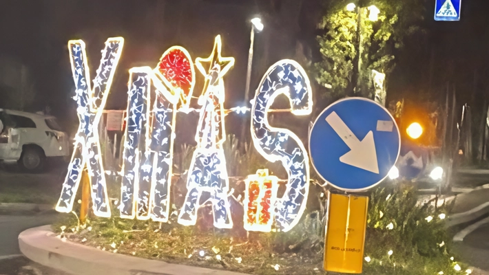 "Xmas, luminarie fasciste". Il sindaco le toglie